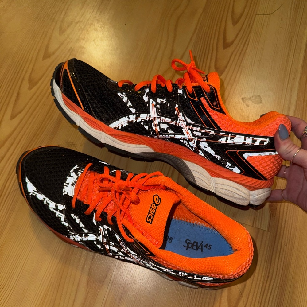 Like new ASICS men’s sneakers size 11 👟